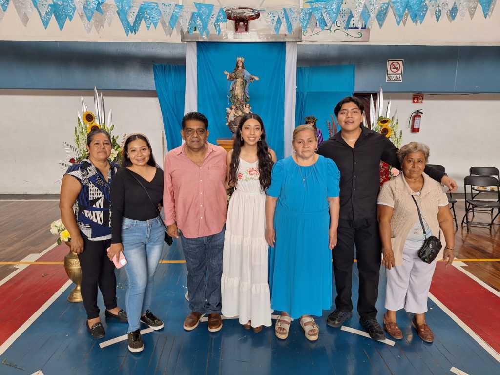 Familia Emily gracias coronación de Virgen Mayo 2025